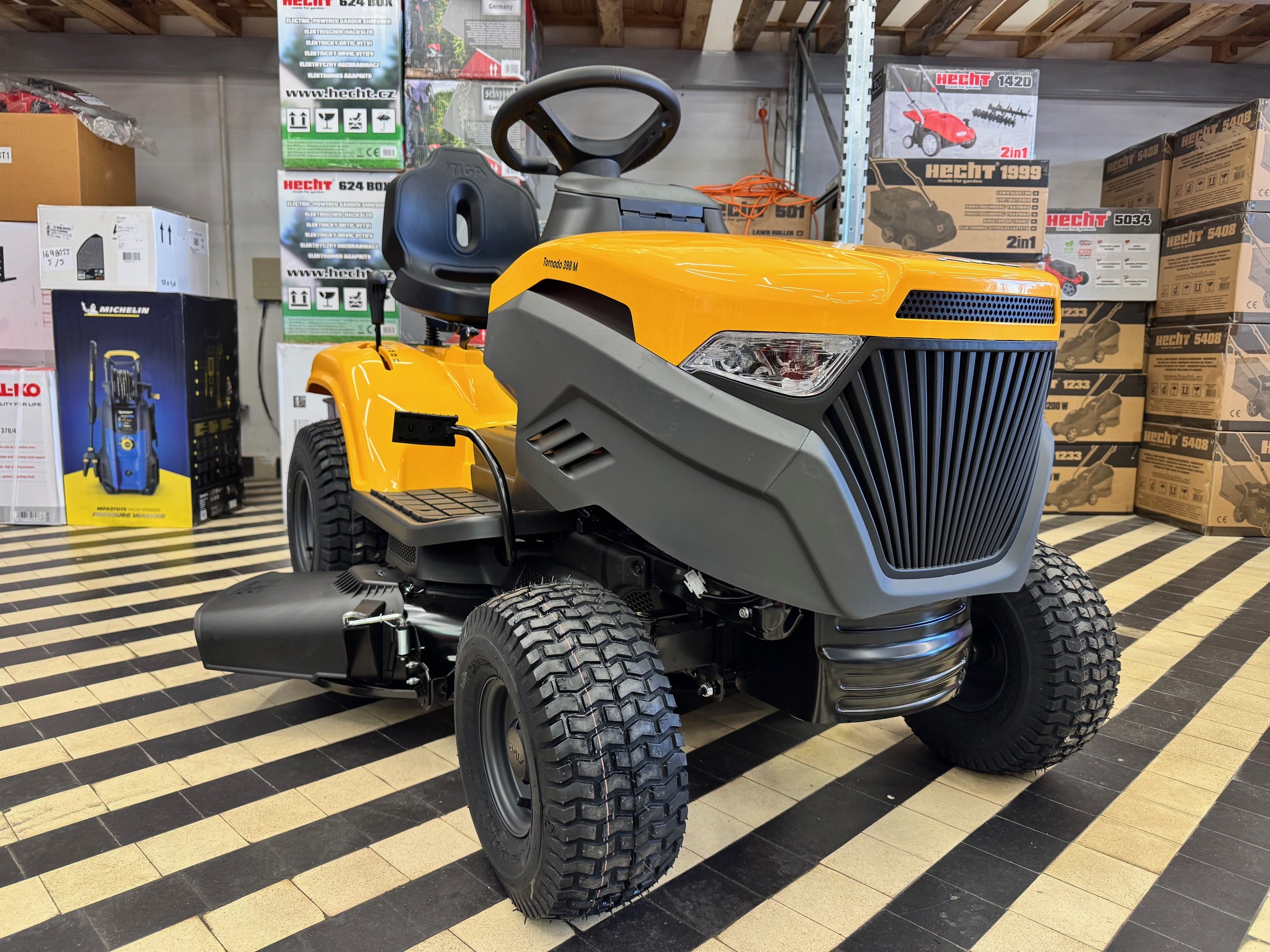 STIGA oldalkidobós fűnyíró traktor TORNADO 398 M Új model 414ccm motorral, Ajándék traktor emelővel